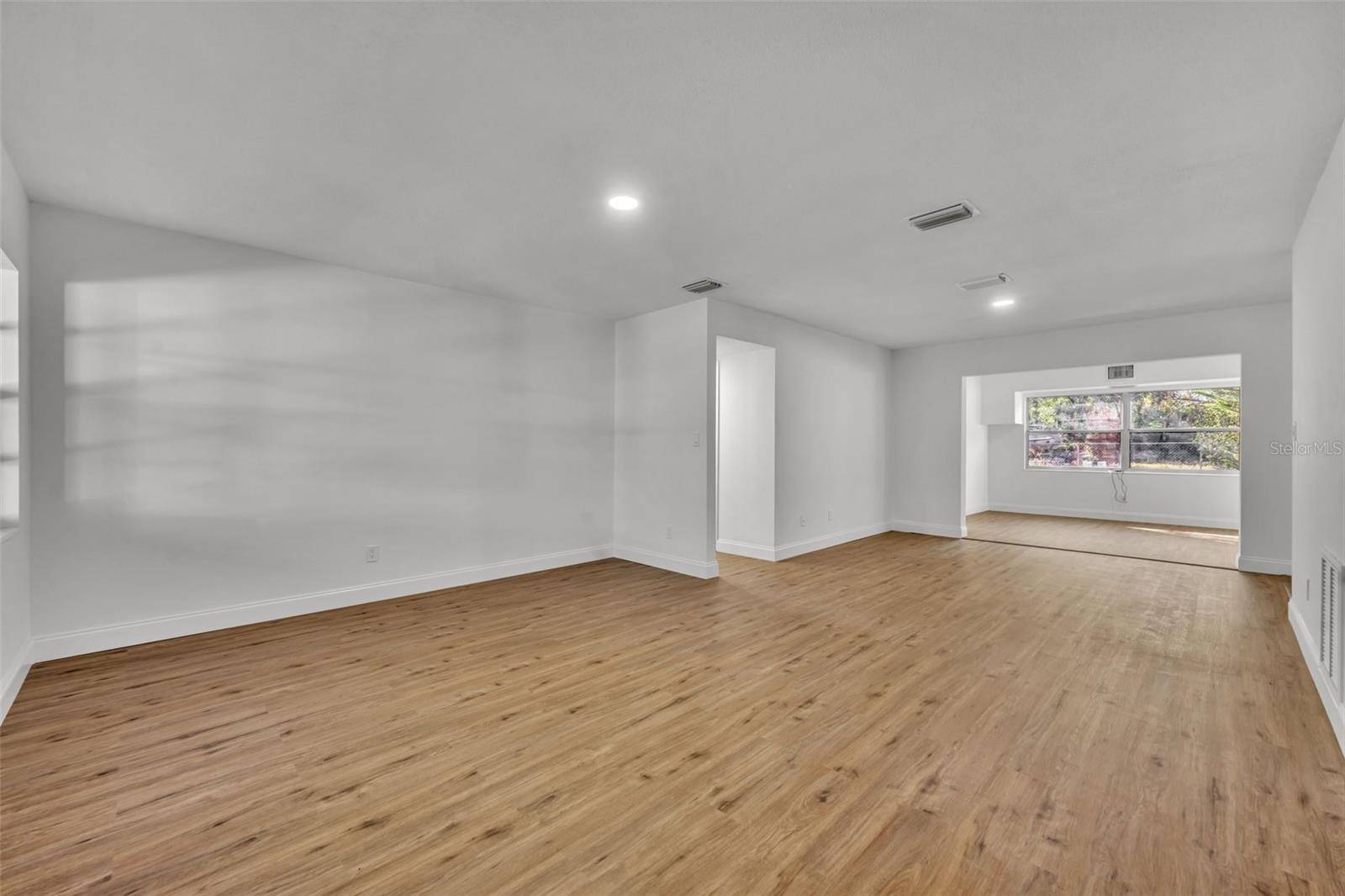 Tarpon Springs, FL 34689,990 SUNRISE DR