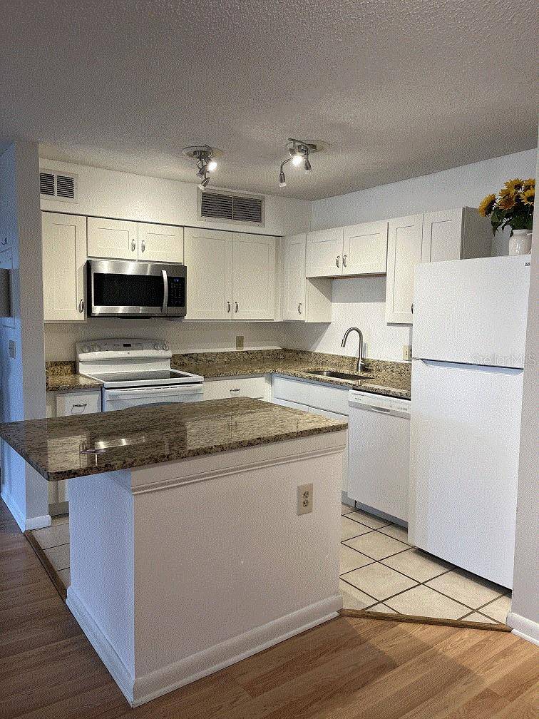 Altamonte Springs, FL 32701,315 LAKEPOINTE DR #201