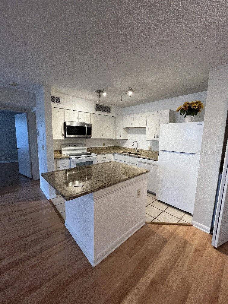 Altamonte Springs, FL 32701,315 LAKEPOINTE DR #201