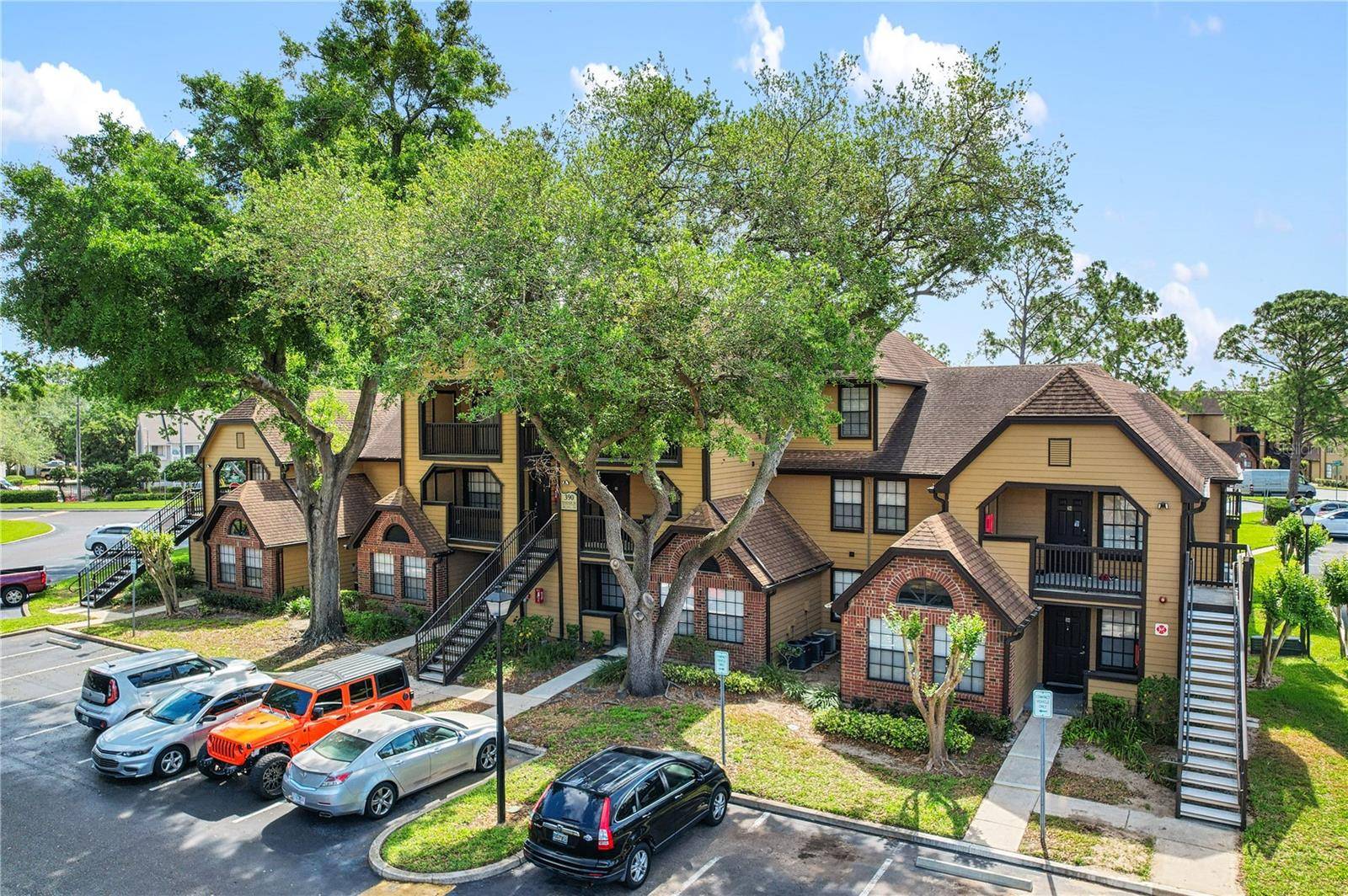 Altamonte Springs, FL 32701,390 WOODSIDE DR #302