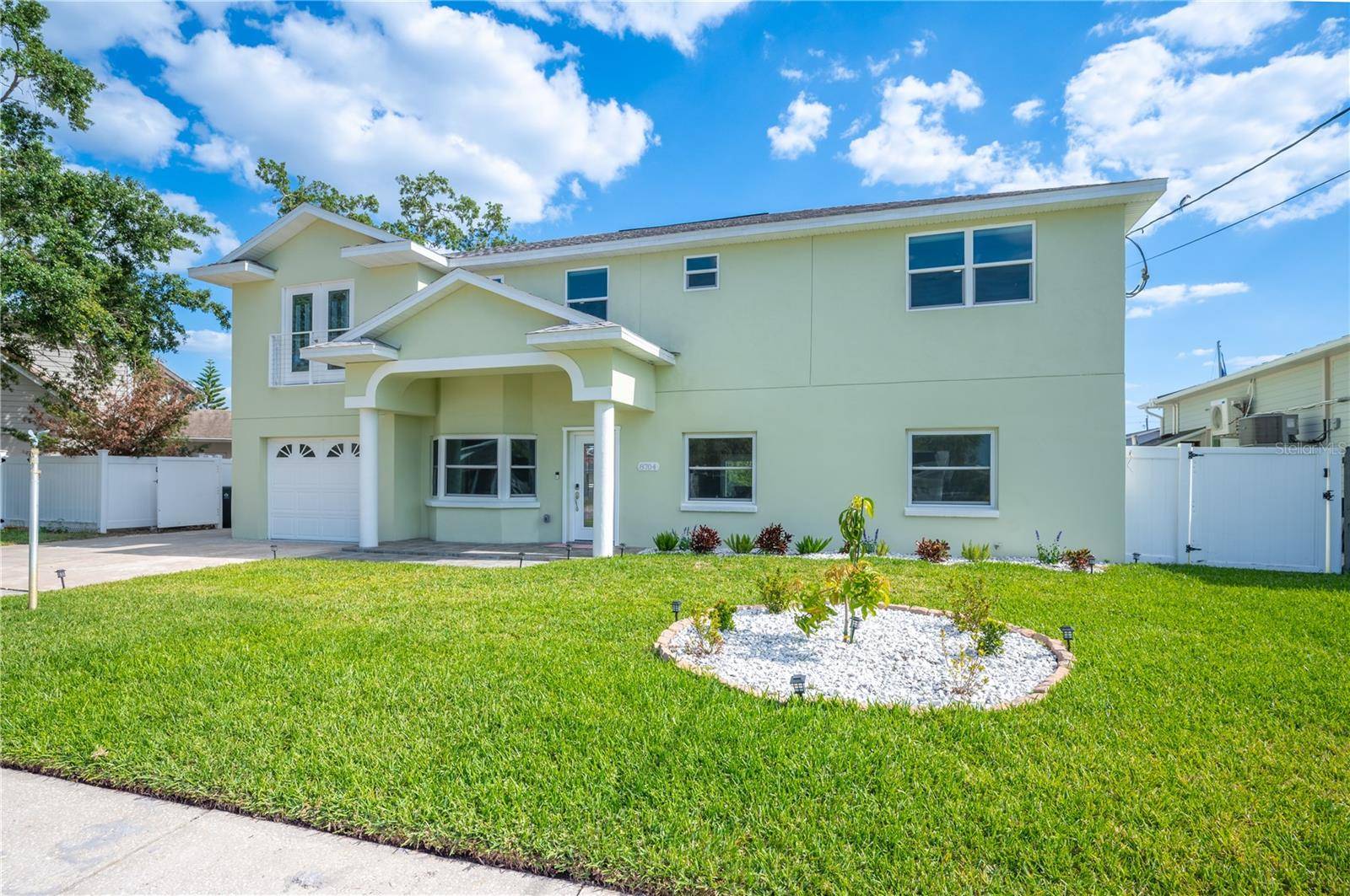 Tampa, FL 33615,8704 BAY CREST LN