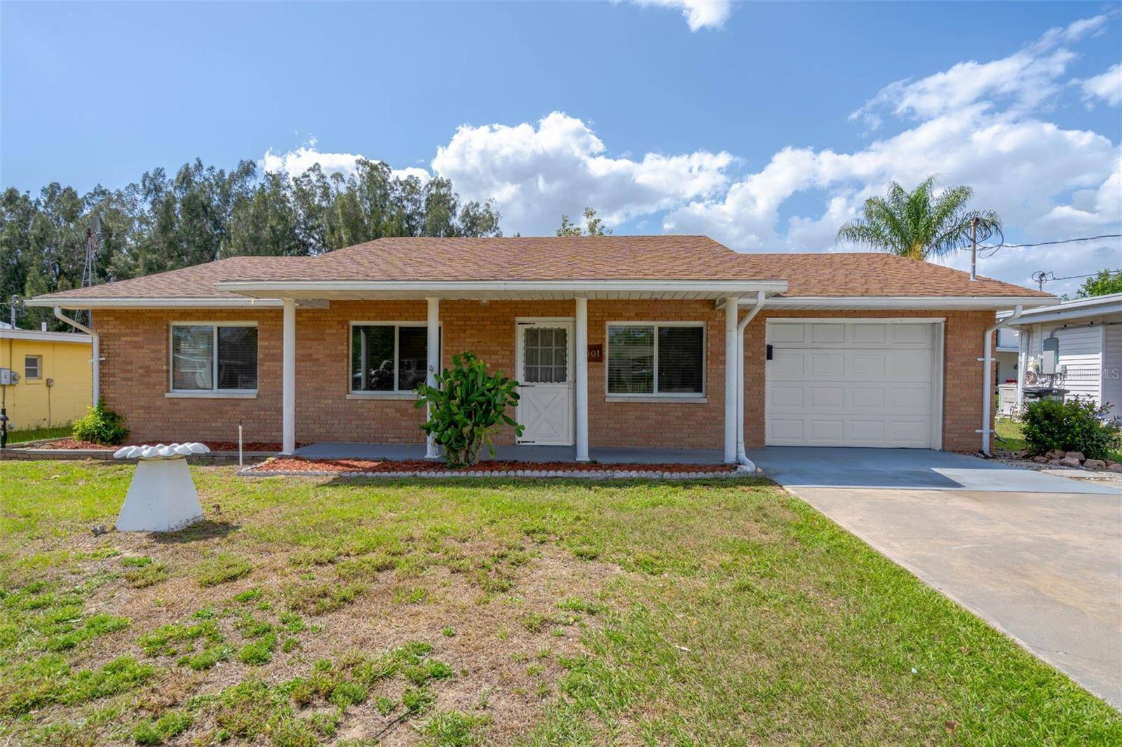 Tavares, FL 32778,1001 DORA AVE