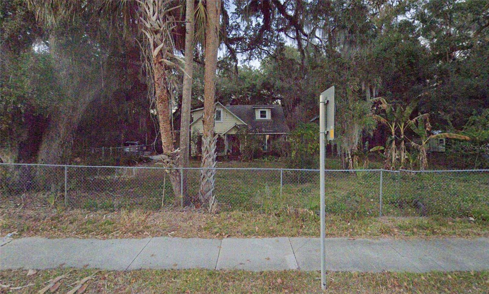 Gainesville, FL 32641,1904 E UNIVERSITY AVE
