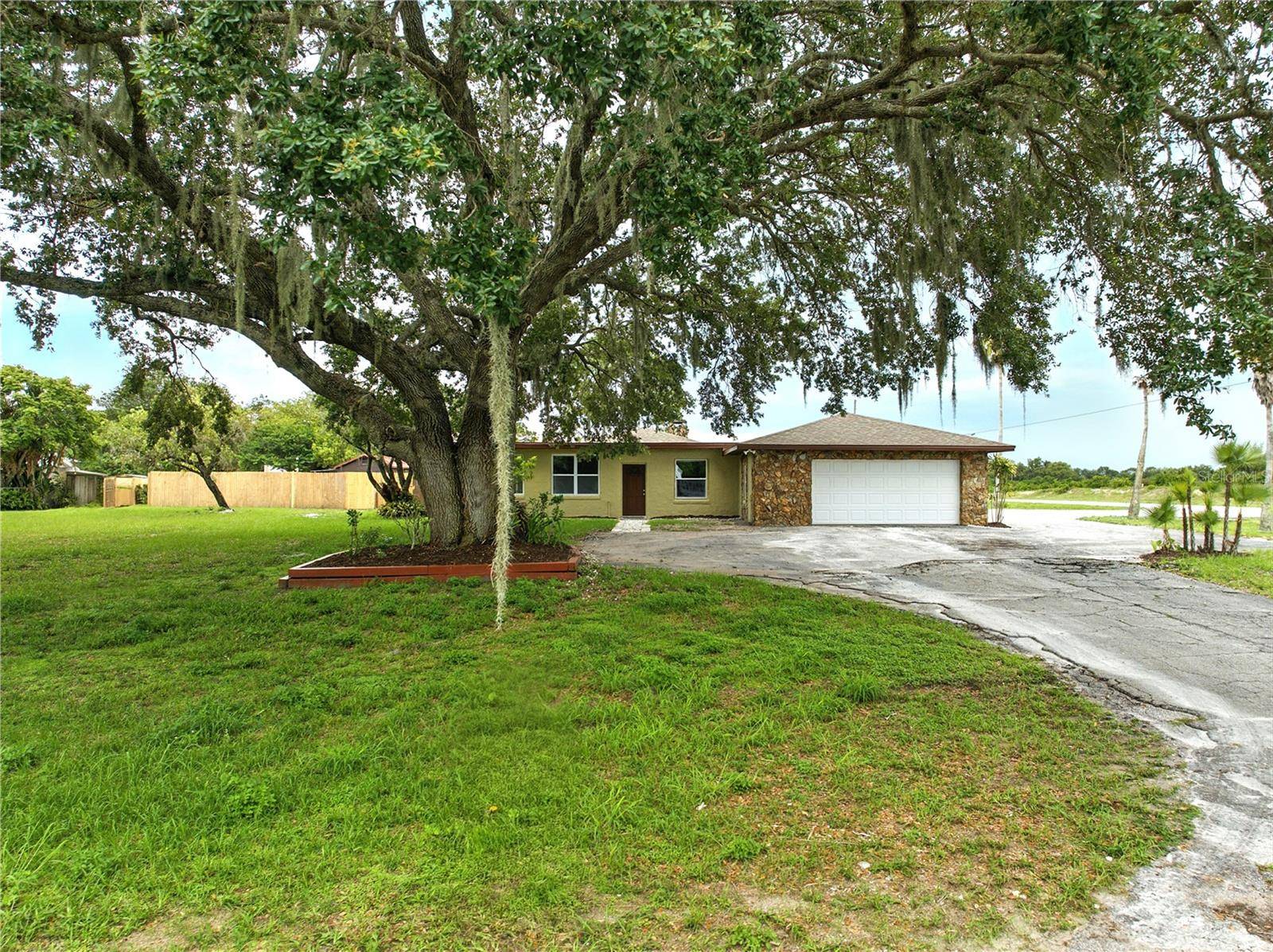 Lake Wales, FL 33898,8812 OAKWOOD DR