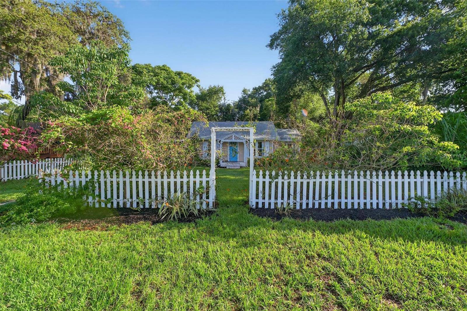 Mount Dora, FL 32757,815 E 11TH AVE