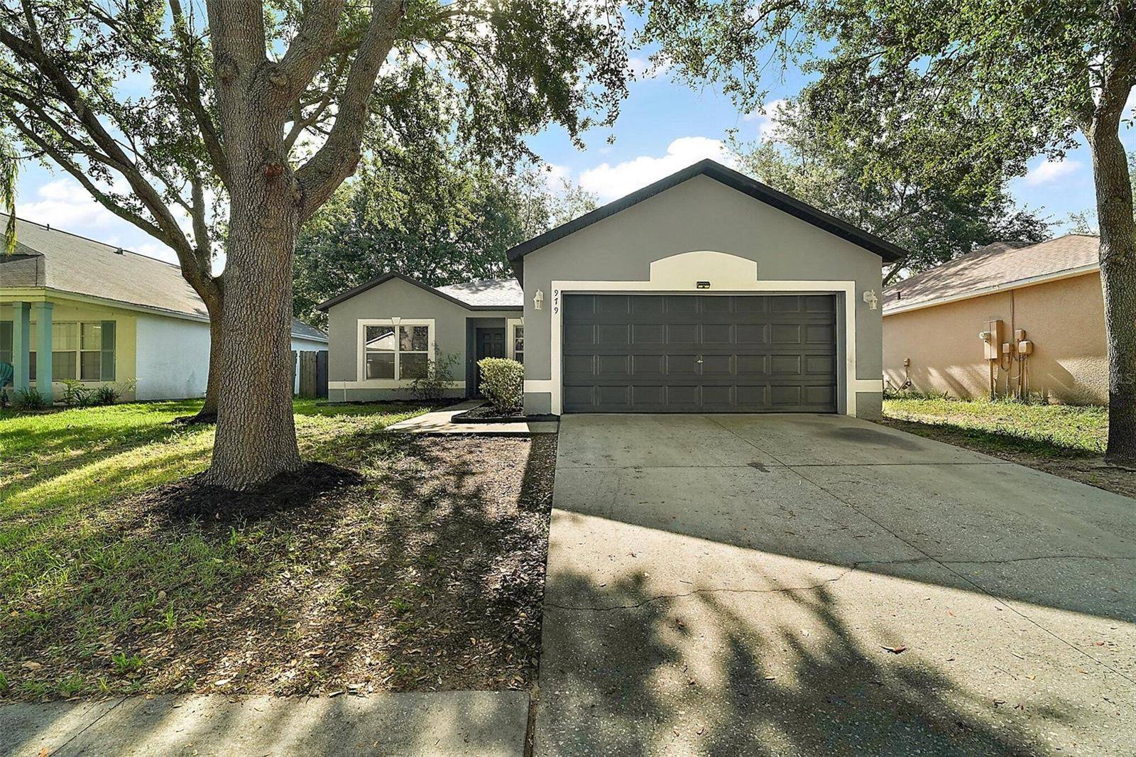 Eustis, FL 32726,979 MAYFAIR ST