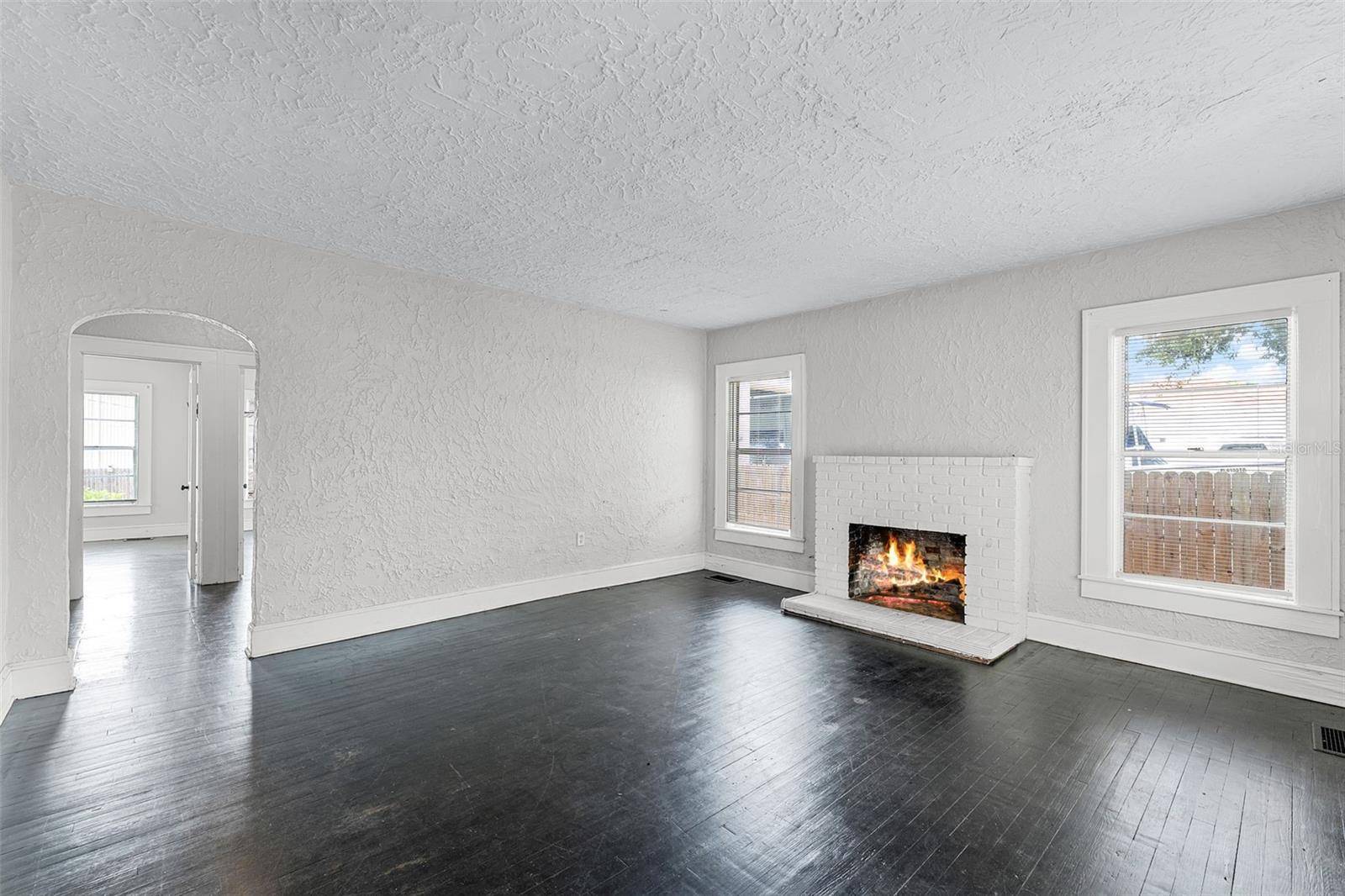 Eustis, FL 32726,25 E PINECREST AVE