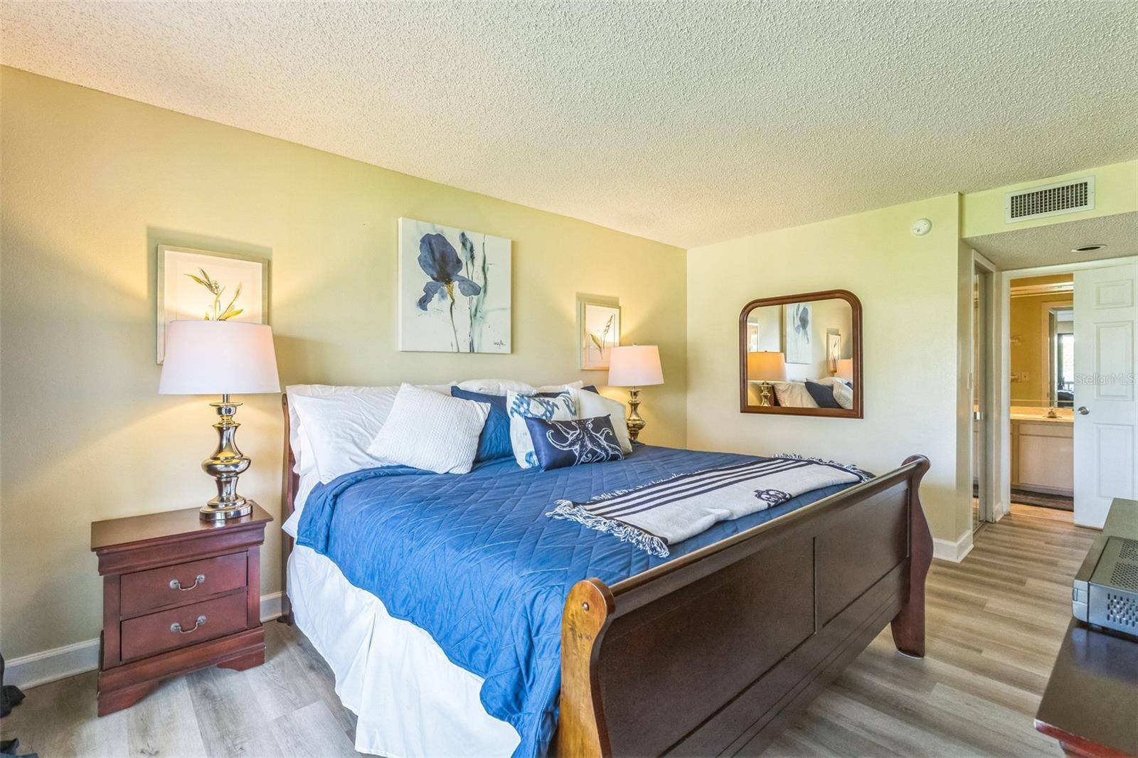 Holmes Beach, FL 34217,3805 E BAY DR #204
