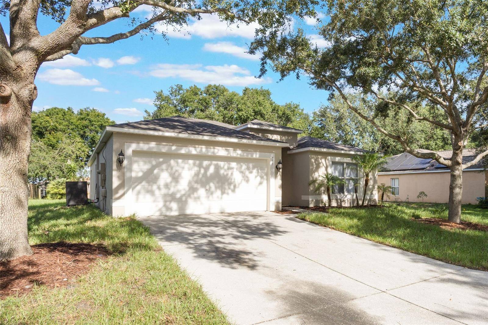 Eustis, FL 32726,988 VANDERBILT DR