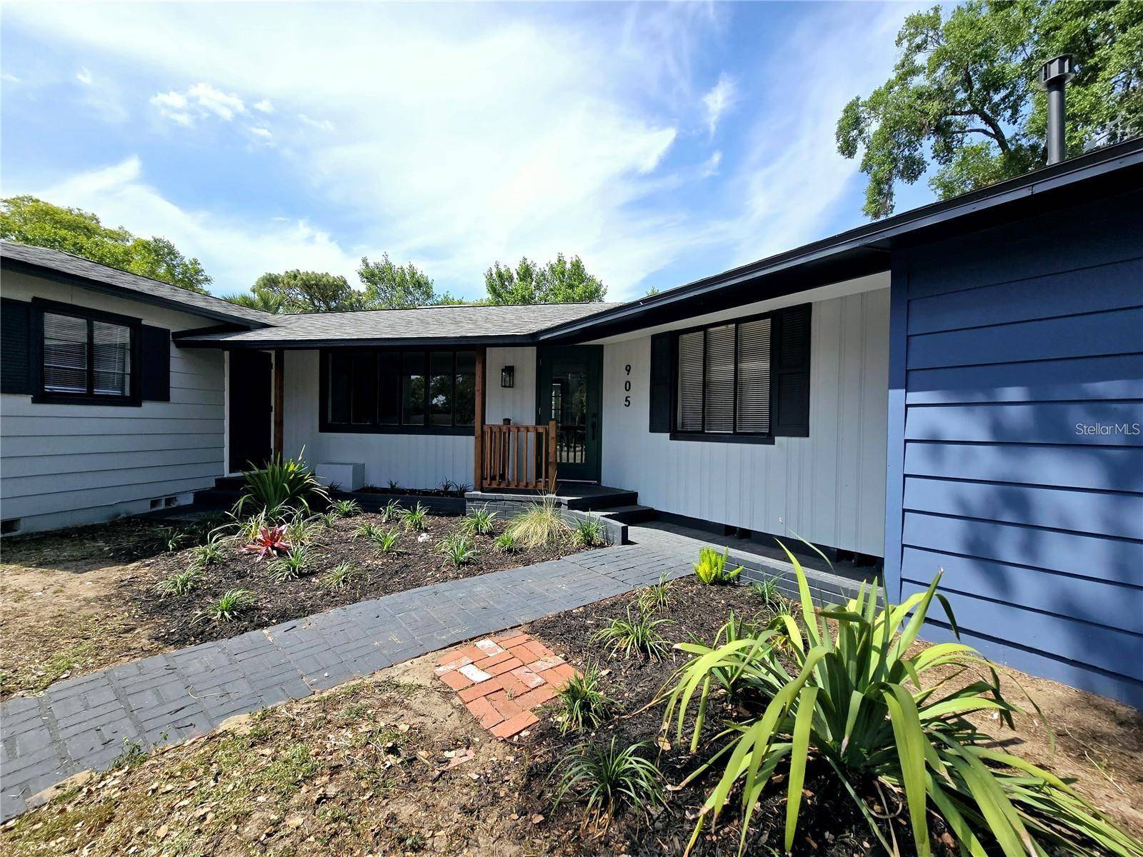 Mount Dora, FL 32757,905 W 11TH AVE