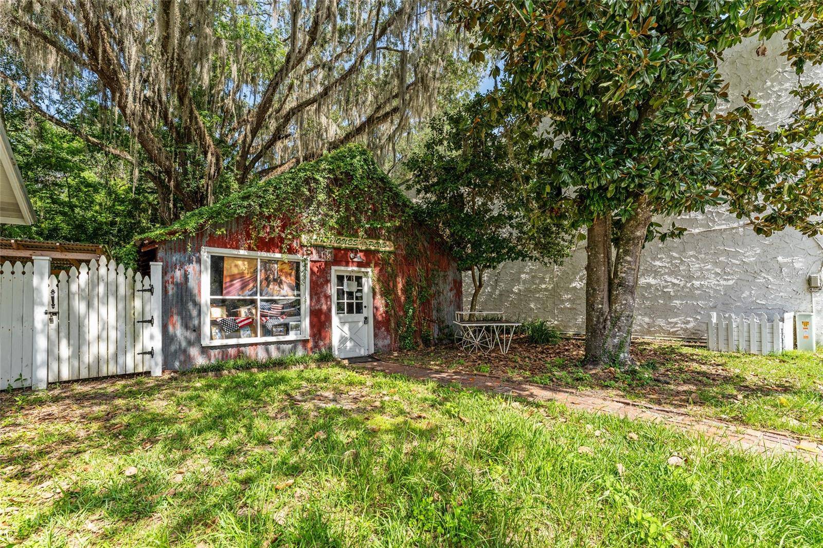 Micanopy, FL 32667,208 NE 1ST ST