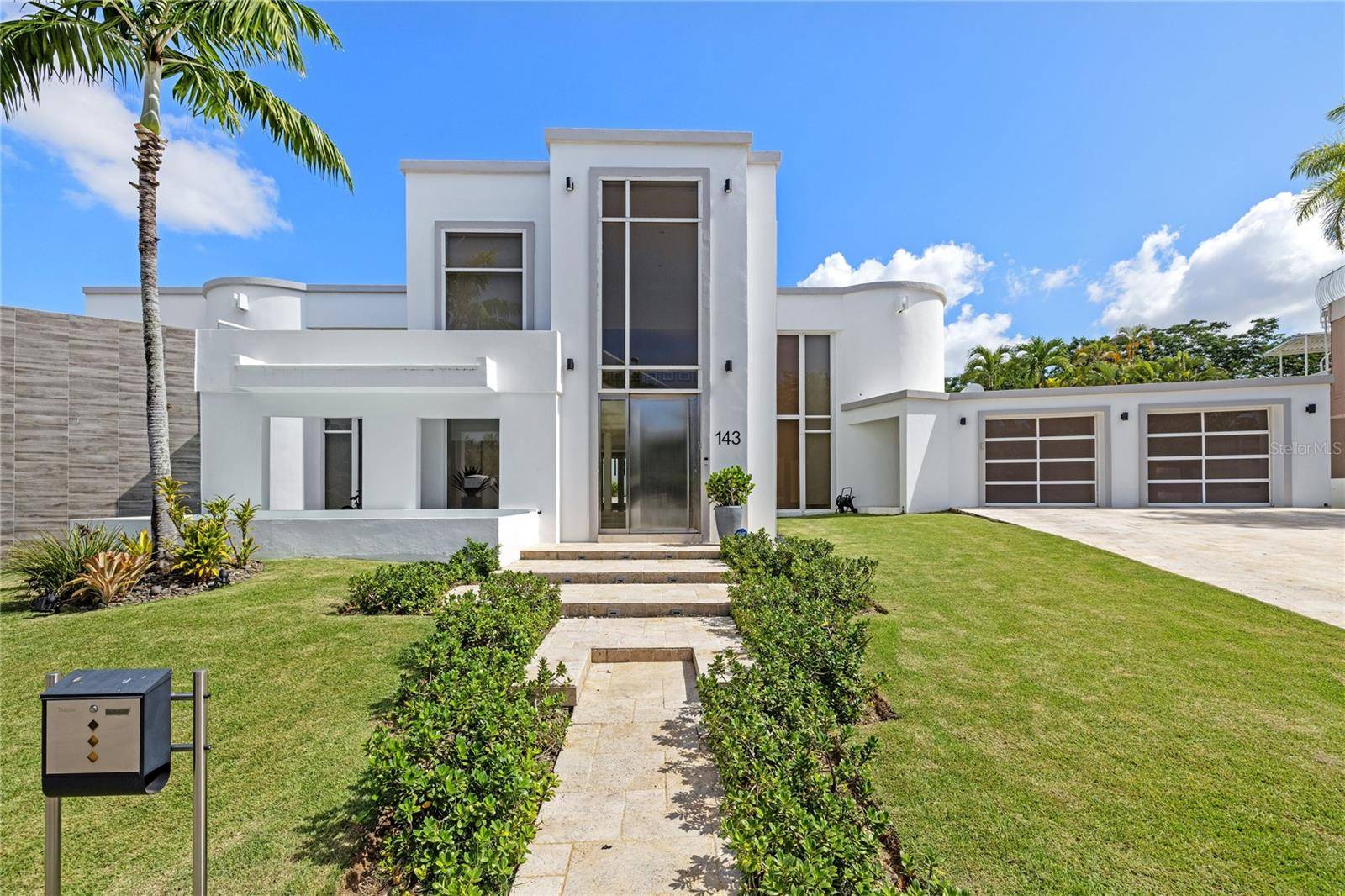 Guaynabo, PR 00969,La Villa de Torrimar REINA VICTORIA