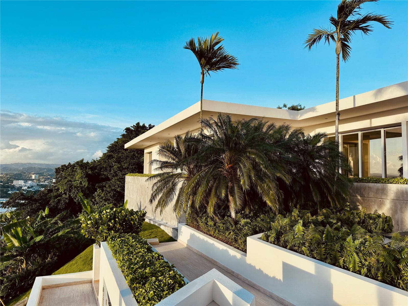 Guaynabo, PR 00969,URB. LA LOMITA CALLE VISTA LINDA