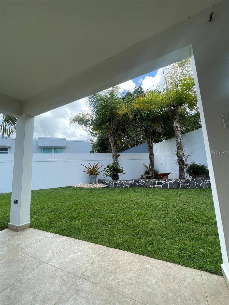 Vega Alta, PR 00692,123 PLAZA MERCEDES #123