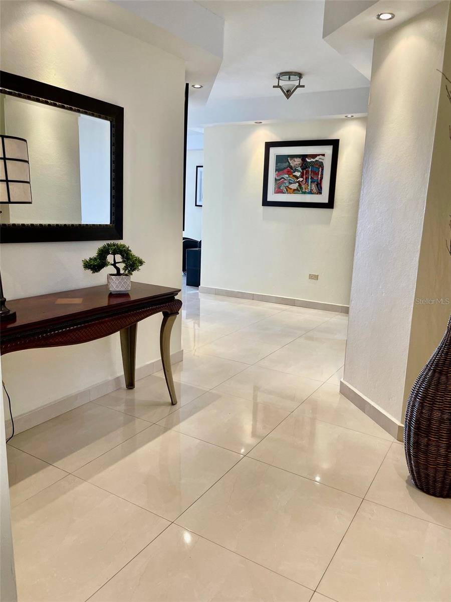 Carolina, PR 00979,3205 AV. ISLA VERDE #408