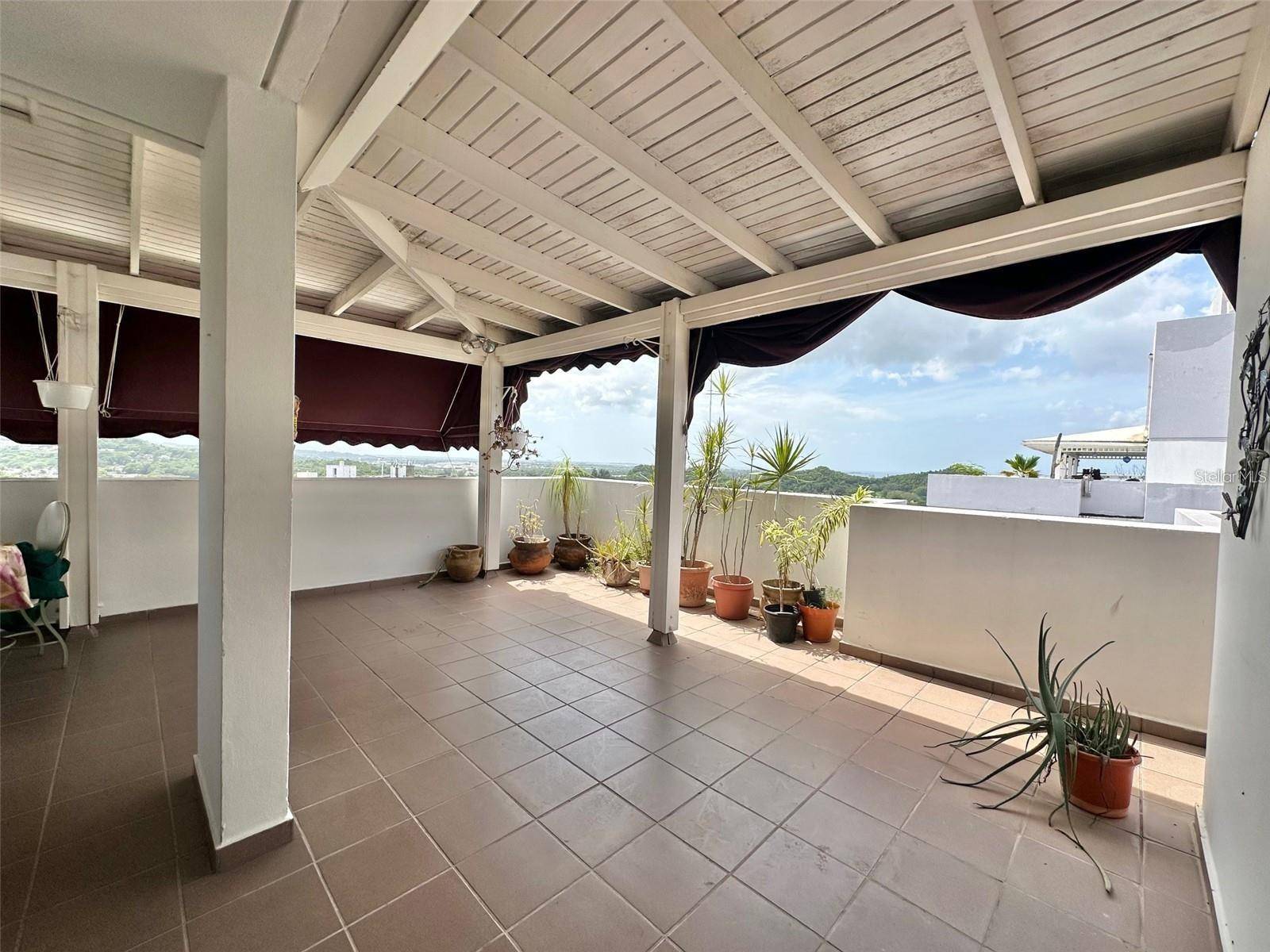 Guaynabo, PR 00966,1026 AVE. LUIS VIGOREAUX #PH-Sur