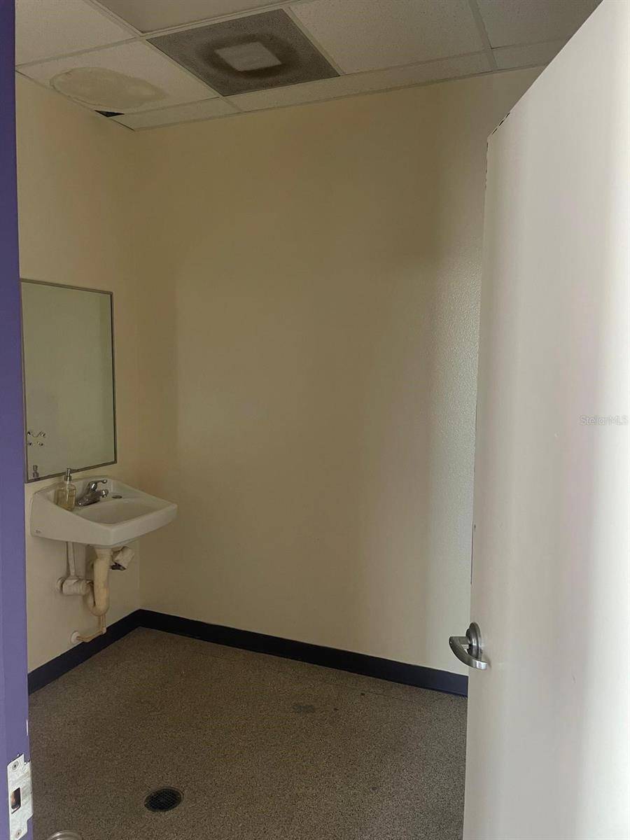 Largo, FL 33770,301 W BAY DR #7