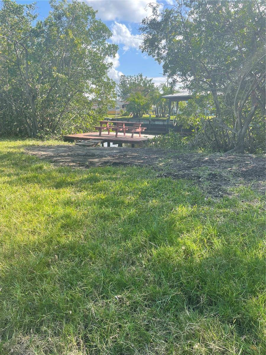Ruskin, FL 33570,817 2ND AVE NW