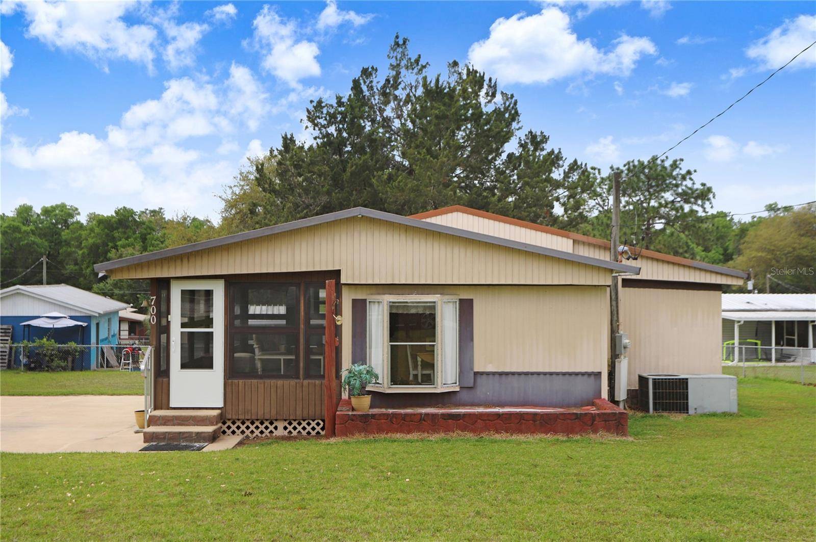 Silver Springs, FL 34488,700 SE 163RD CT