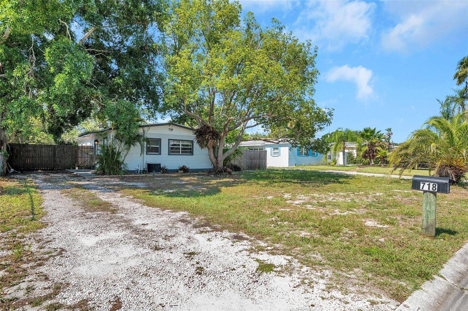 Tarpon Springs, FL 34689,718 LOQUAT DR