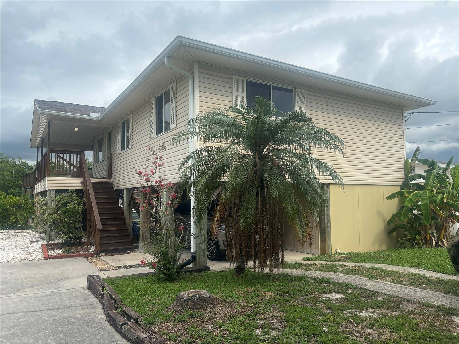 Ruskin, FL 33570,816 SEABREEZE DR