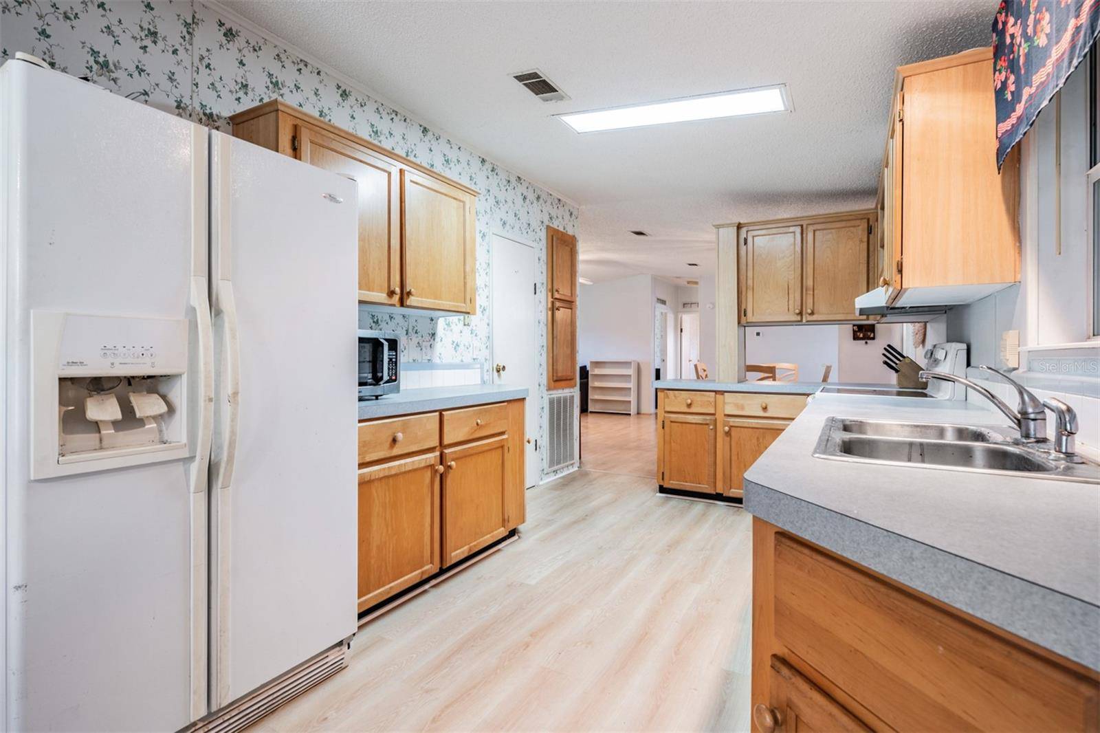 Zephyrhills, FL 33541,37700 NEUKOM AVE