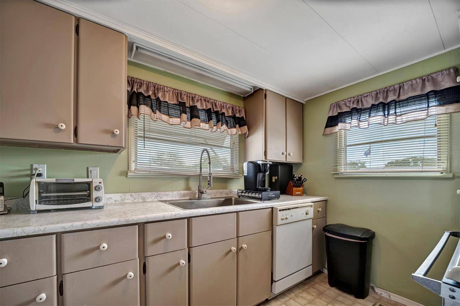 Apollo Beach, FL 33572,122 E SAINT ANNES CIR