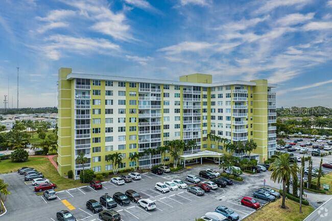 Hollywood, FL 33021,4400 HILLCREST DR #508A