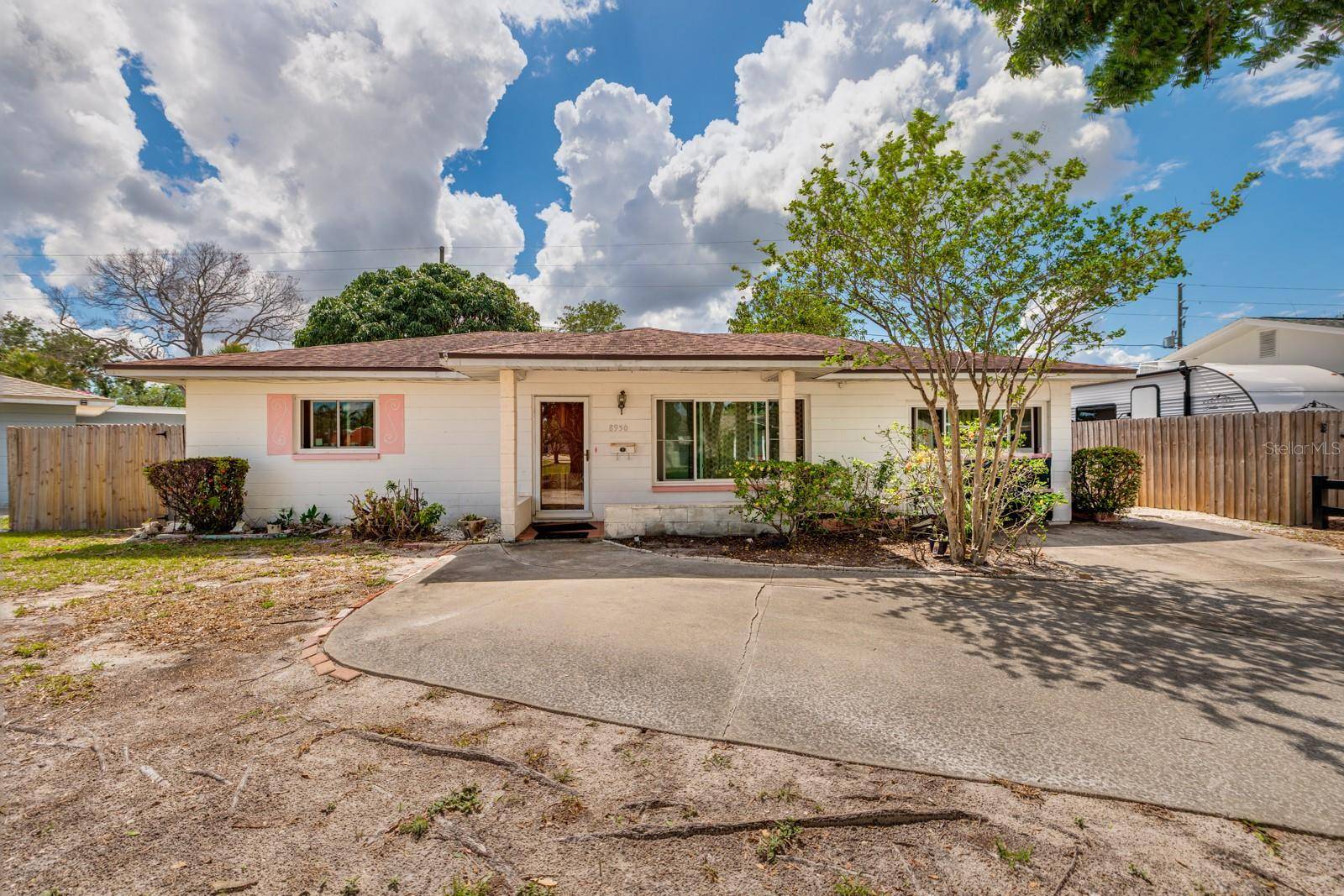 St Petersburg, FL 33702,8950 3RD ST N