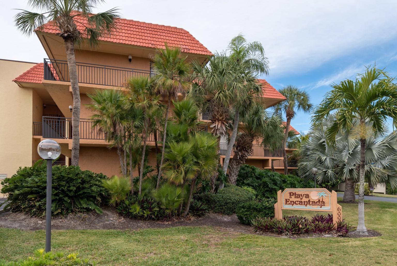 Holmes Beach, FL 34217,6006 GULF DR #207