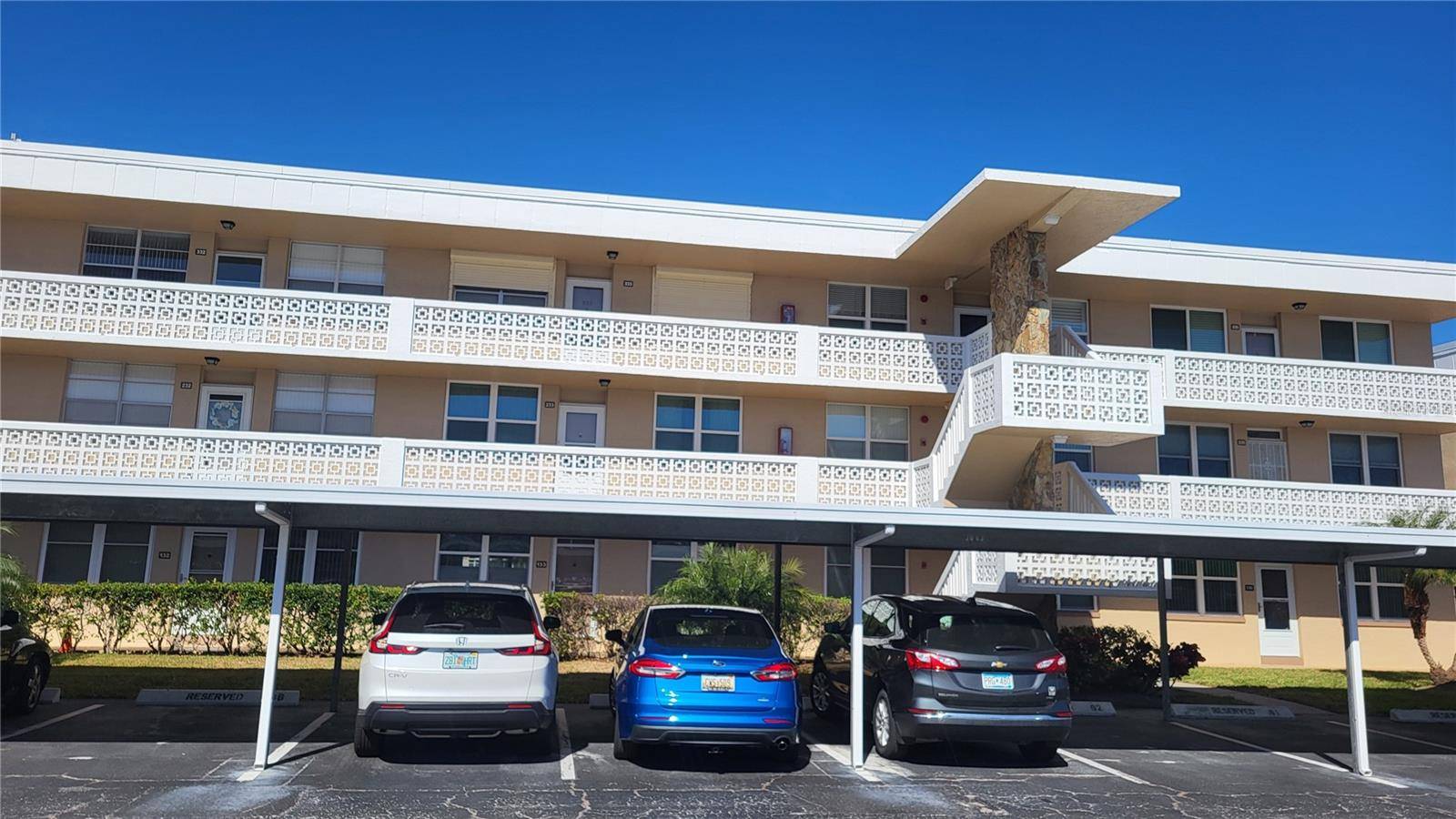 St Petersburg, FL 33703,4915 BAY ST NE #335