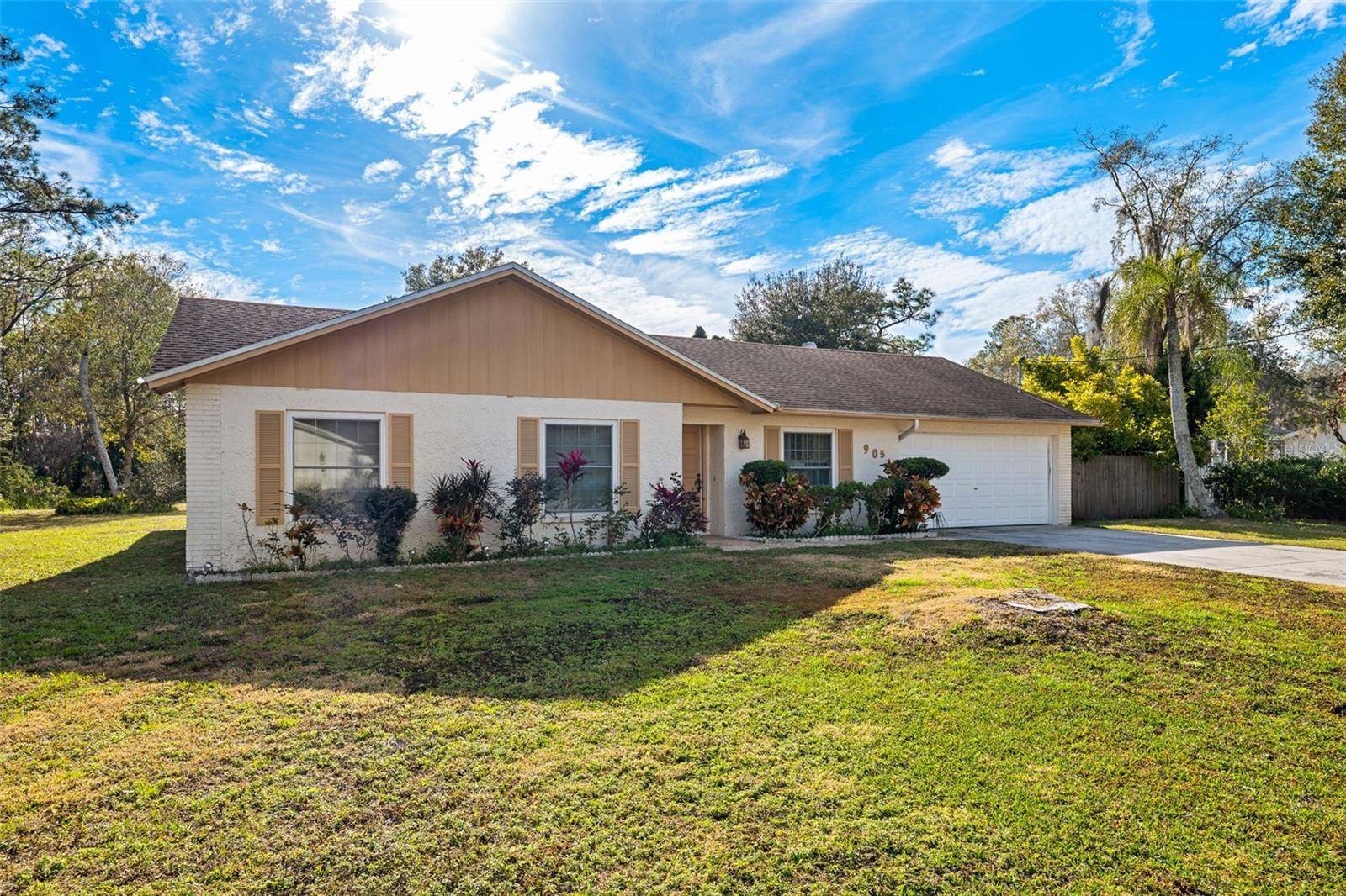 Temple Terrace, FL 33617,905 W RIVER DR