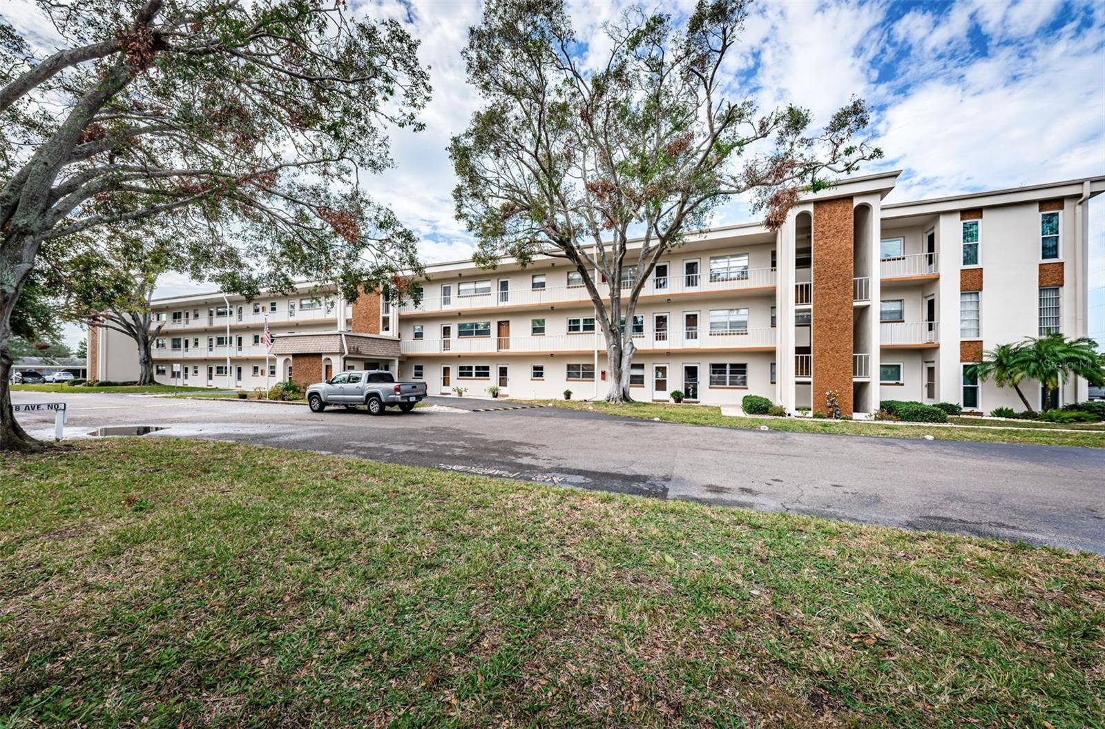 St Petersburg, FL 33710,5880 38TH AVE N #204