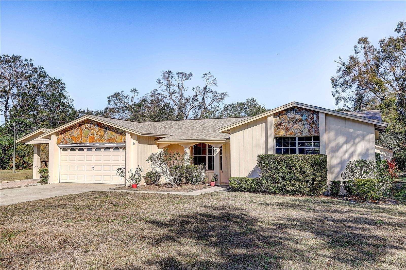 Seffner, FL 33584,709 LANEWOOD DR