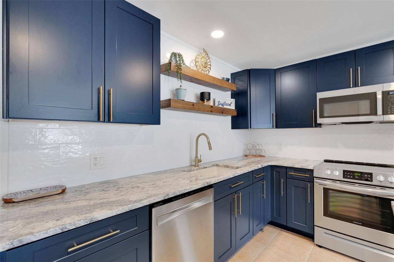 Holmes Beach, FL 34217,423 62ND ST