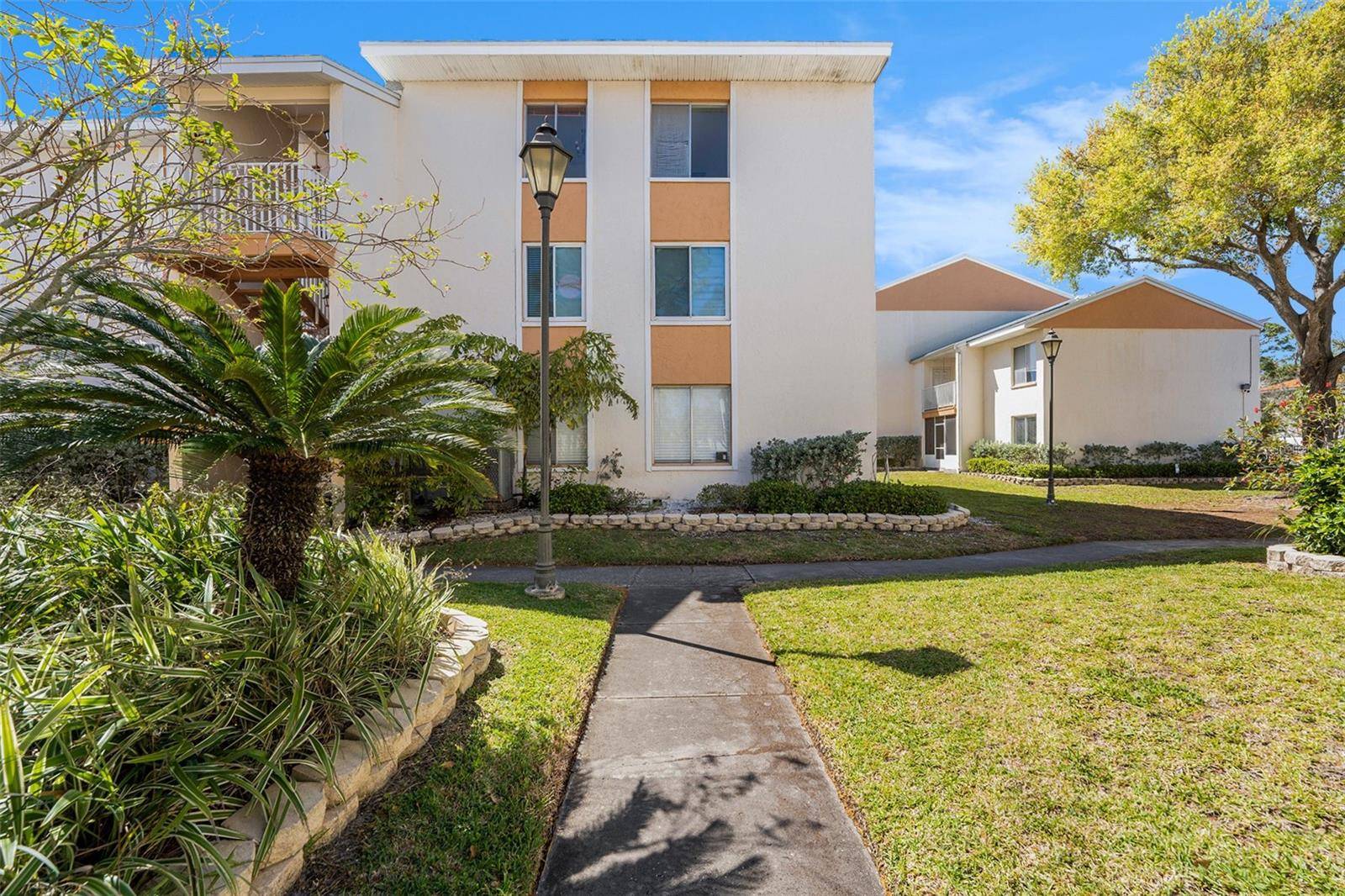 St Petersburg, FL 33702,9960 5TH ST. N. #304