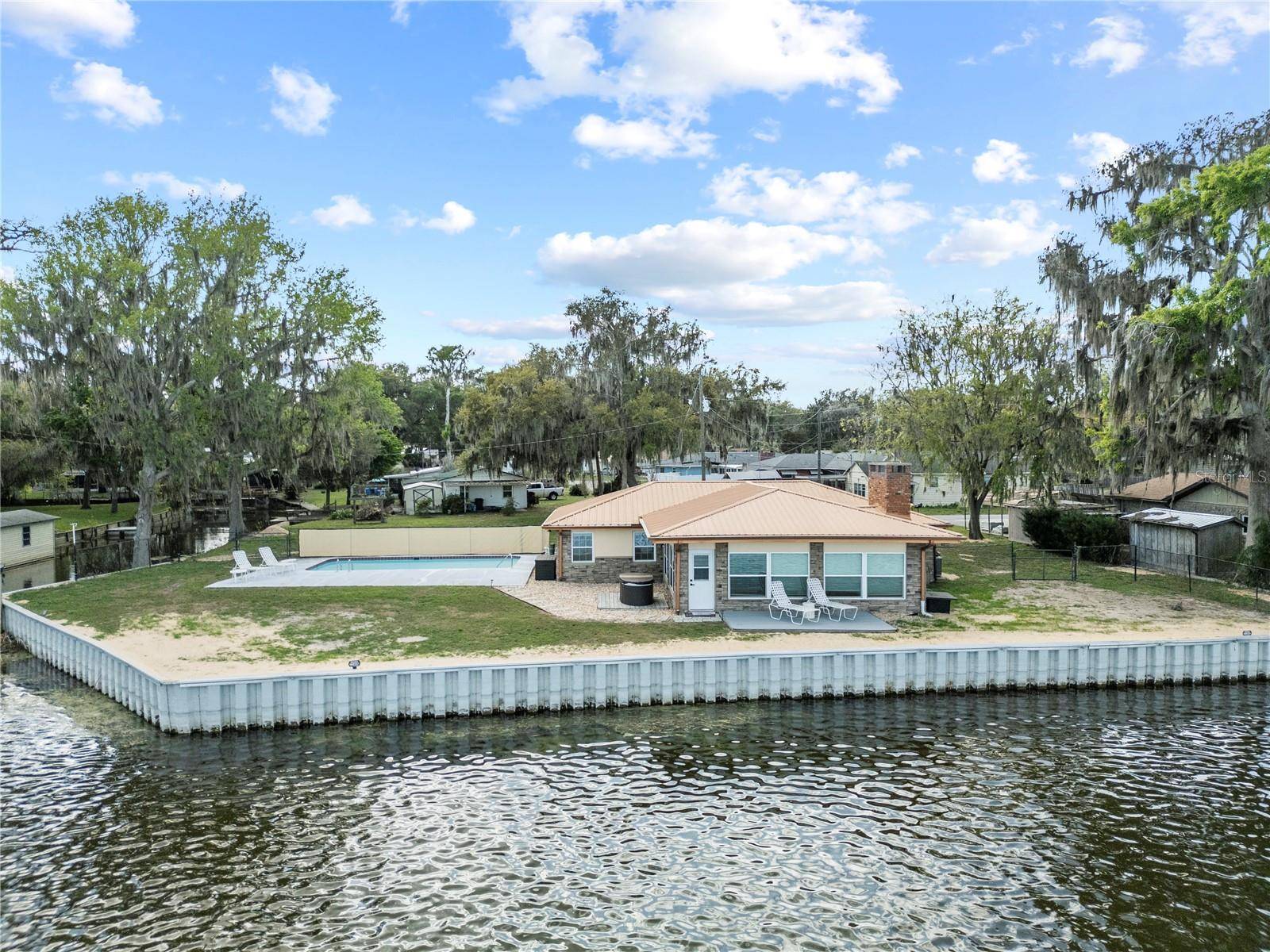 Lake Panasoffkee, FL 33538,830 COUNTY RD 457