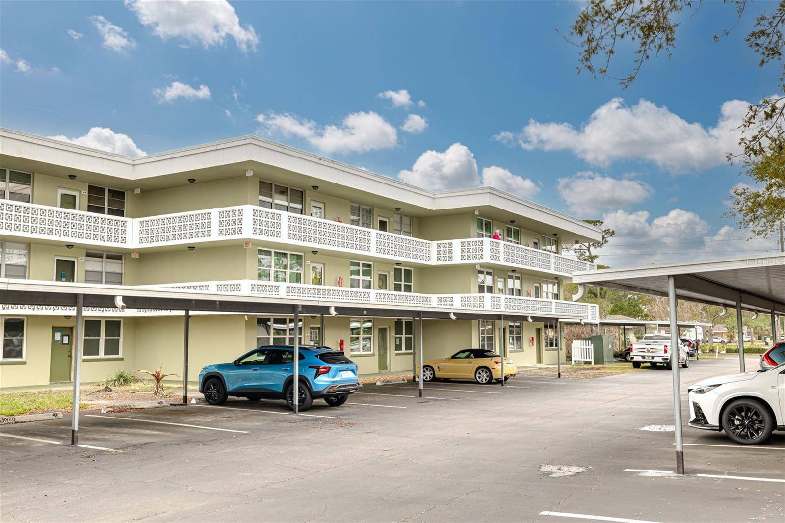 St Petersburg, FL 33703,4885 1ST ST NE #305
