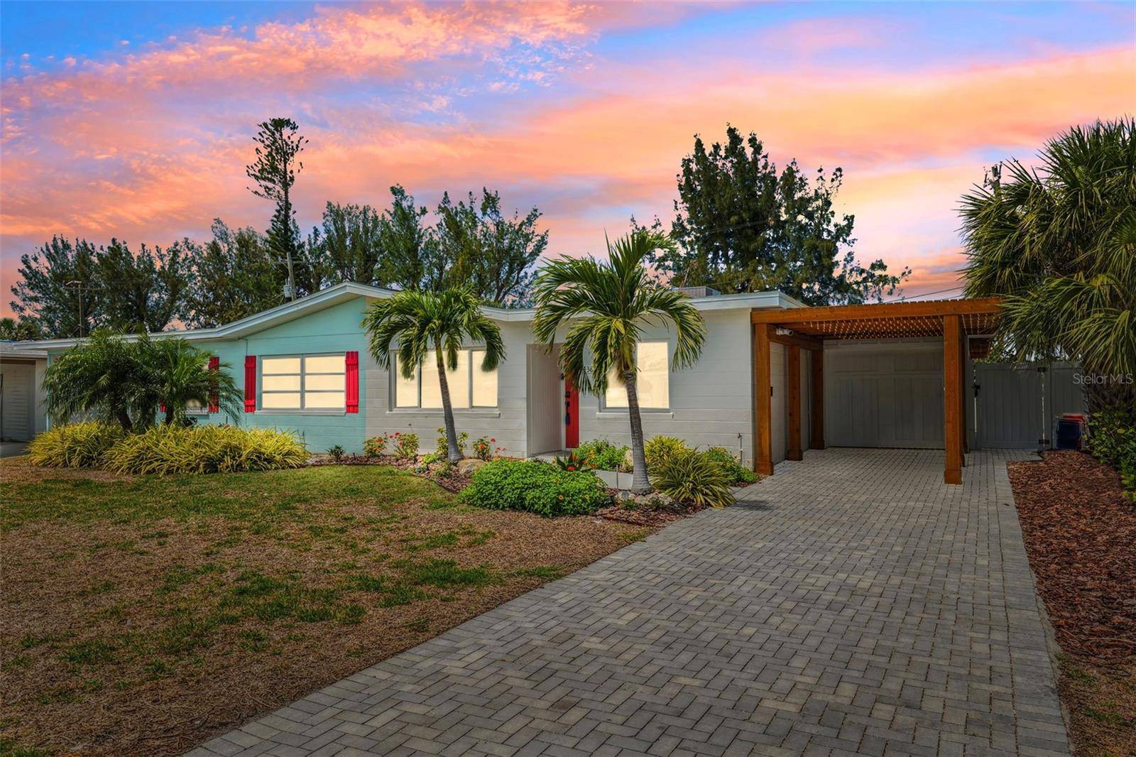 Holmes Beach, FL 34217,438 62ND ST