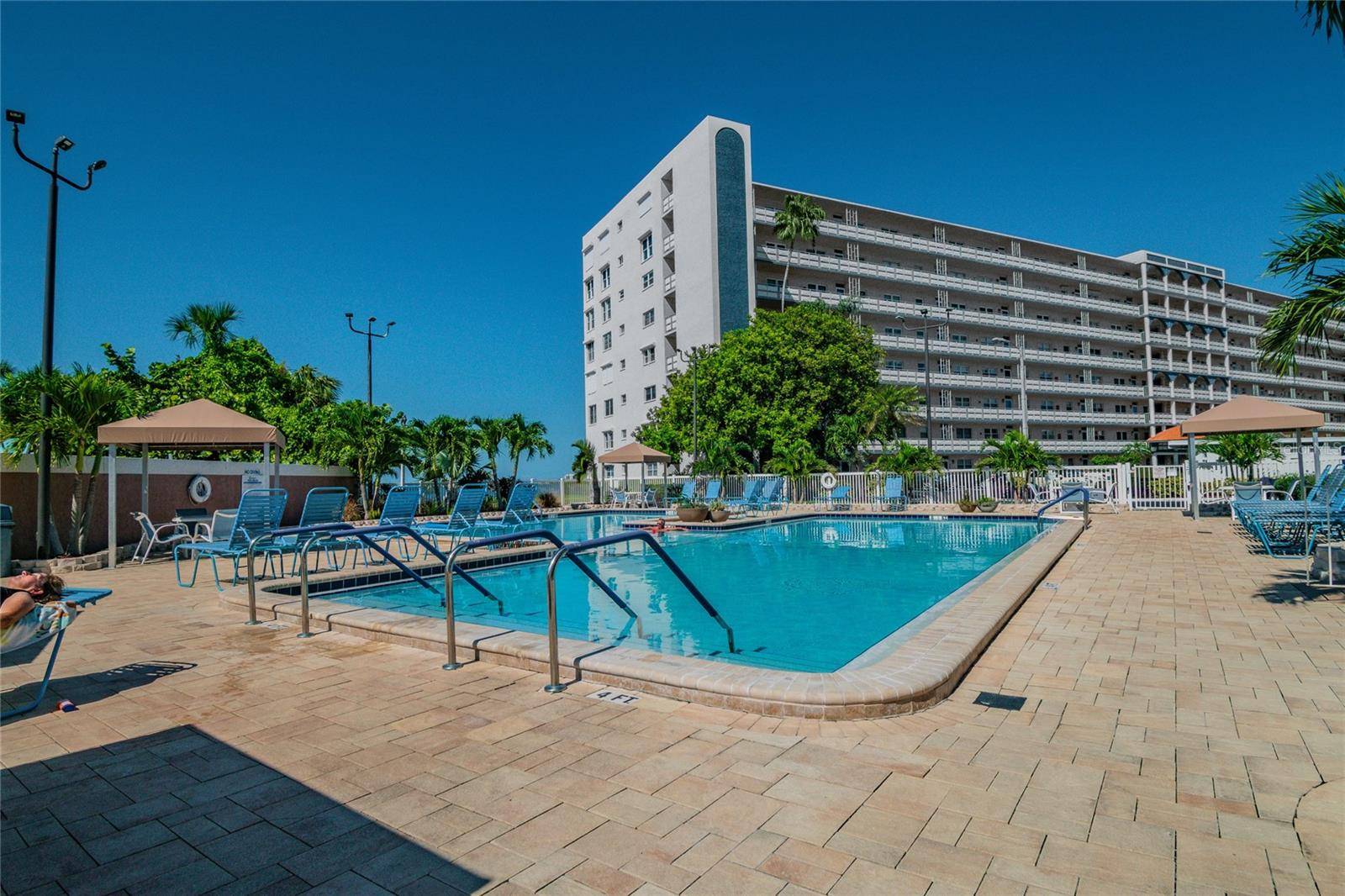 Gulfport, FL 33707,5900 SHORE BLVD S #707