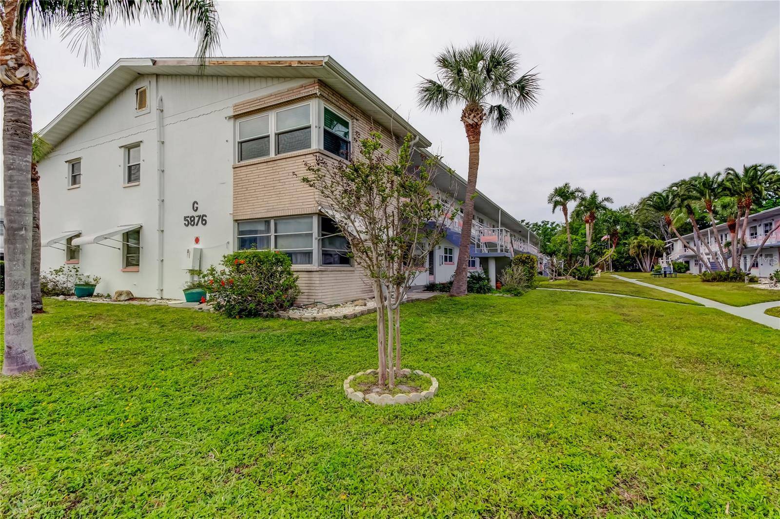 St Petersburg, FL 33714,5876 21ST ST N #10