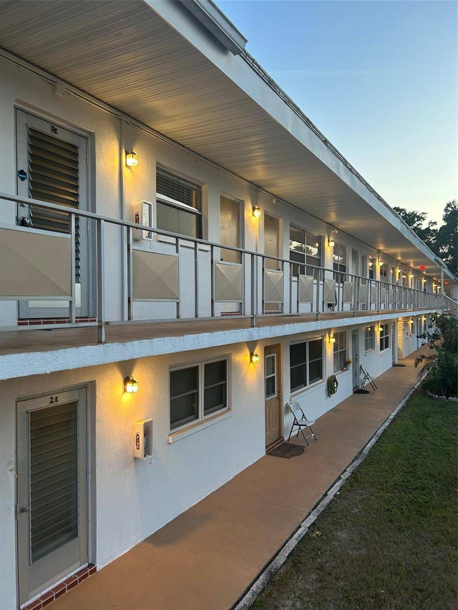 St Petersburg, FL 33714,5940 21ST ST N #11