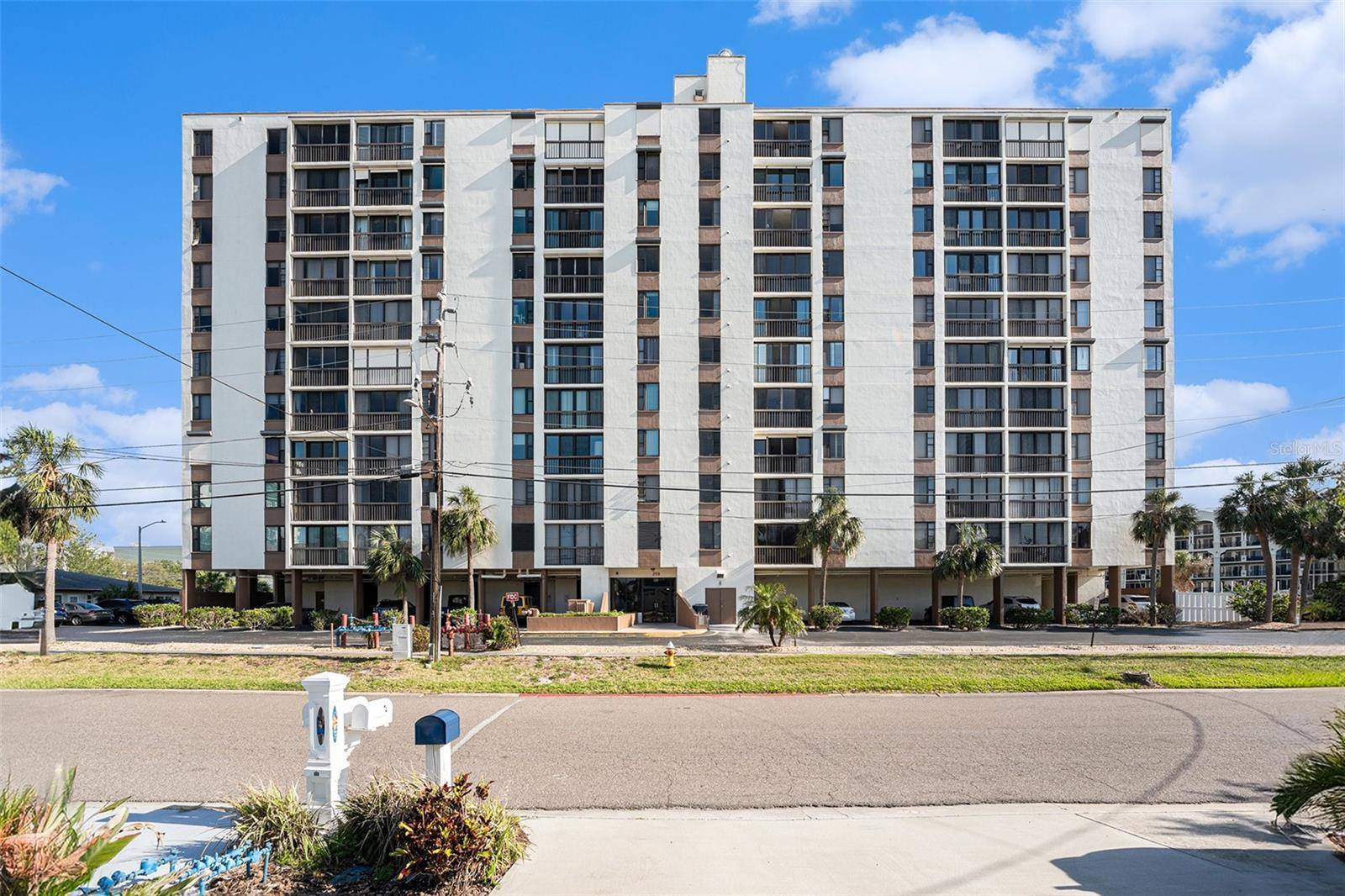 Clearwater Beach, FL 33767,255 DOLPHIN PT #9
