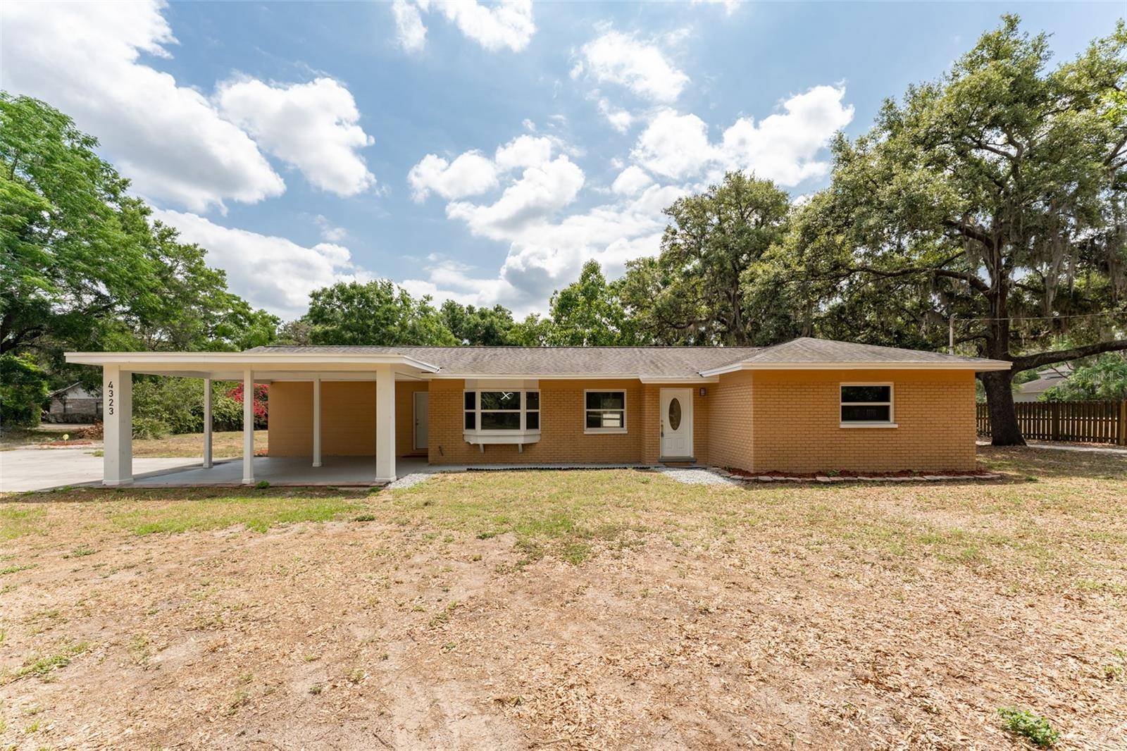 Valrico, FL 33596,4323 CULBREATH RD #B