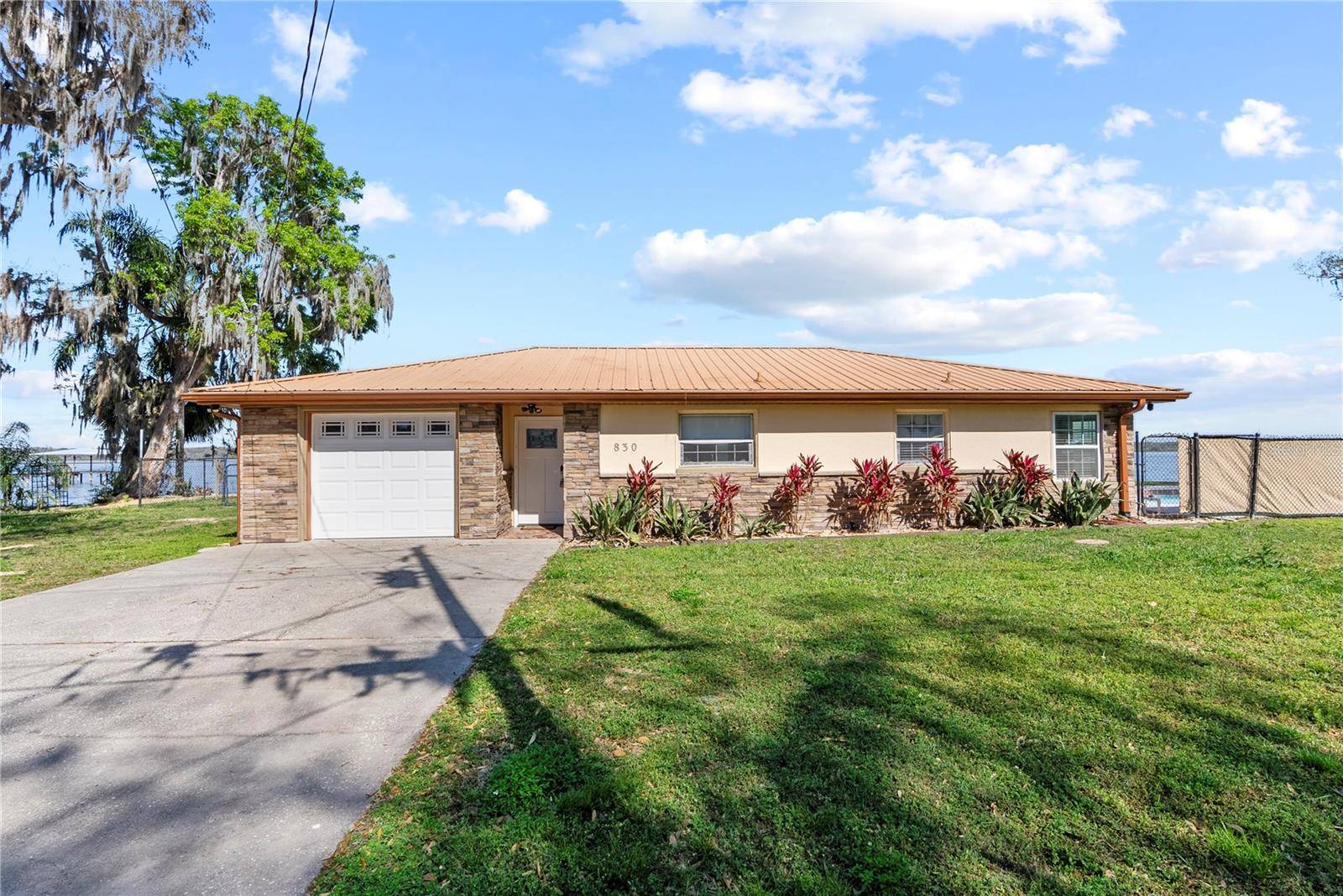 Lake Panasoffkee, FL 33538,830 CR 457