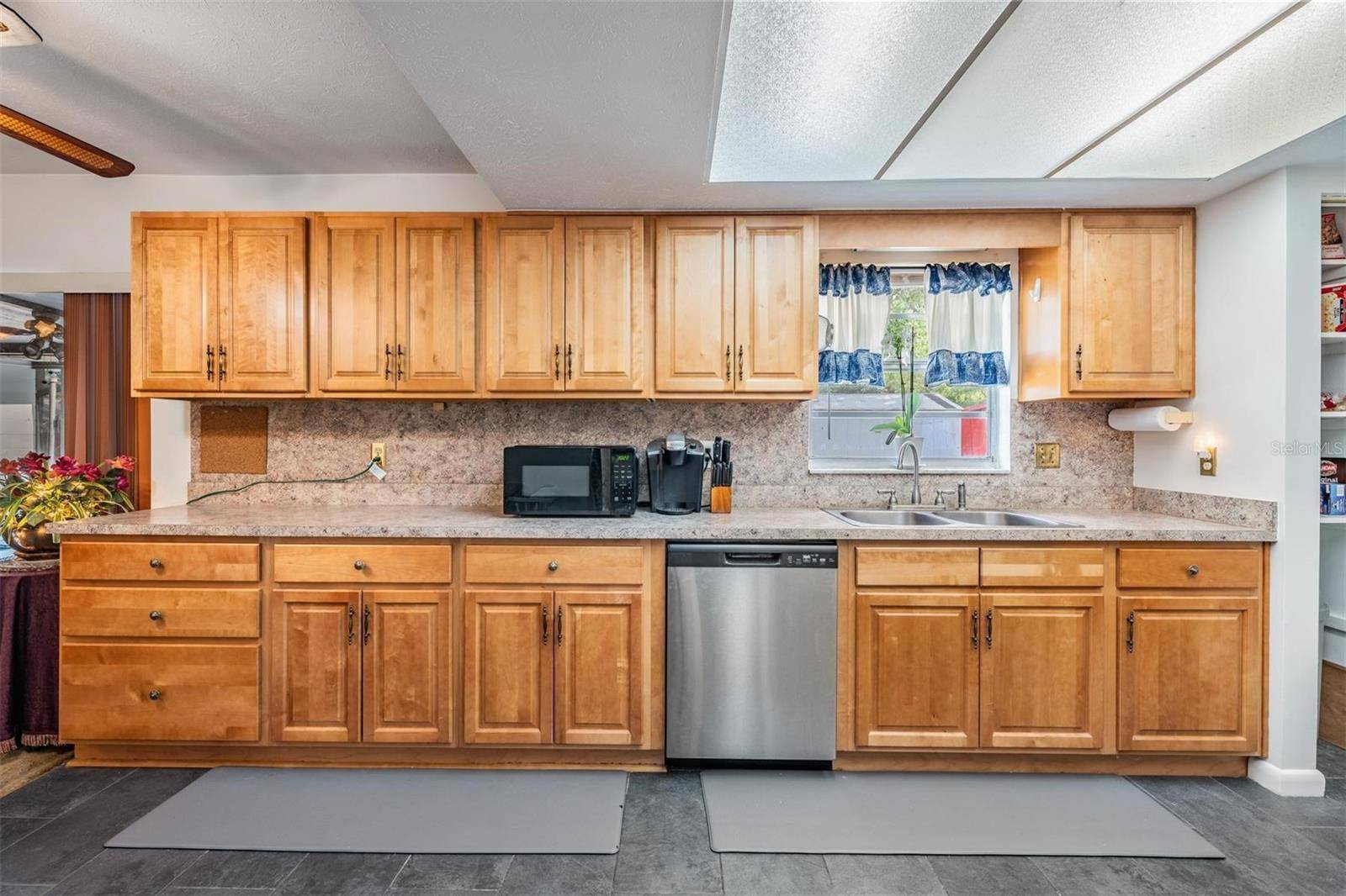 Seffner, FL 33584,414 CACTUS CIR