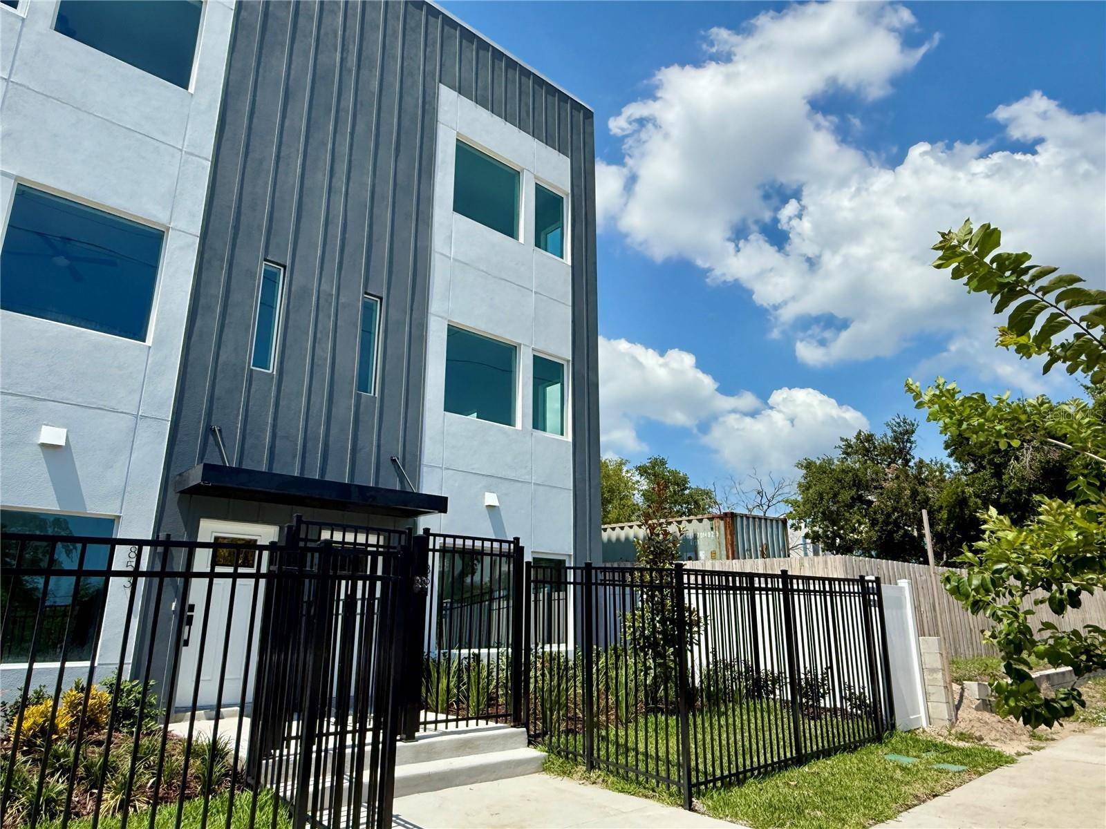 St Petersburg, FL 33701,851 6TH AVE S