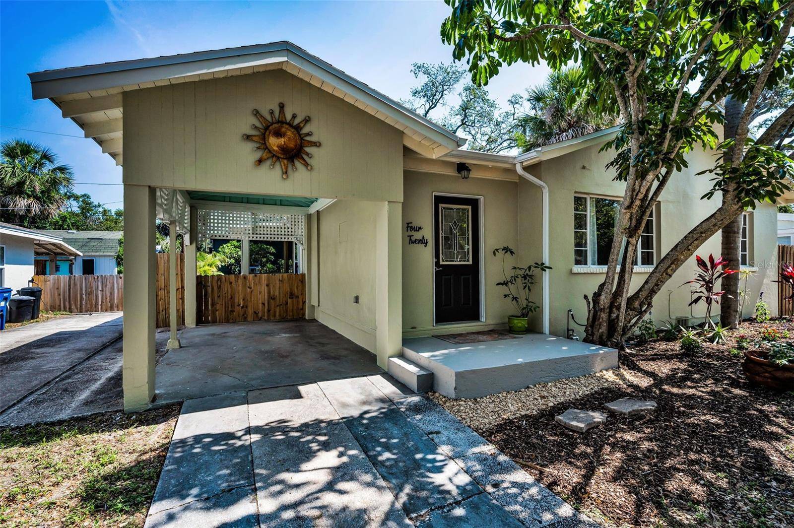 Dunedin, FL 34698,420 ROANOKE ST