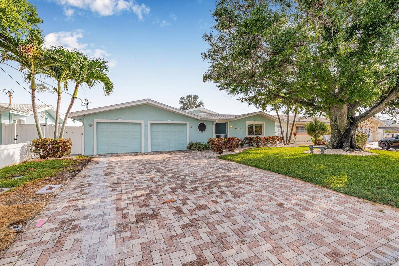 Indian Rocks Beach, FL 33785,352 LA HACIENDA DR