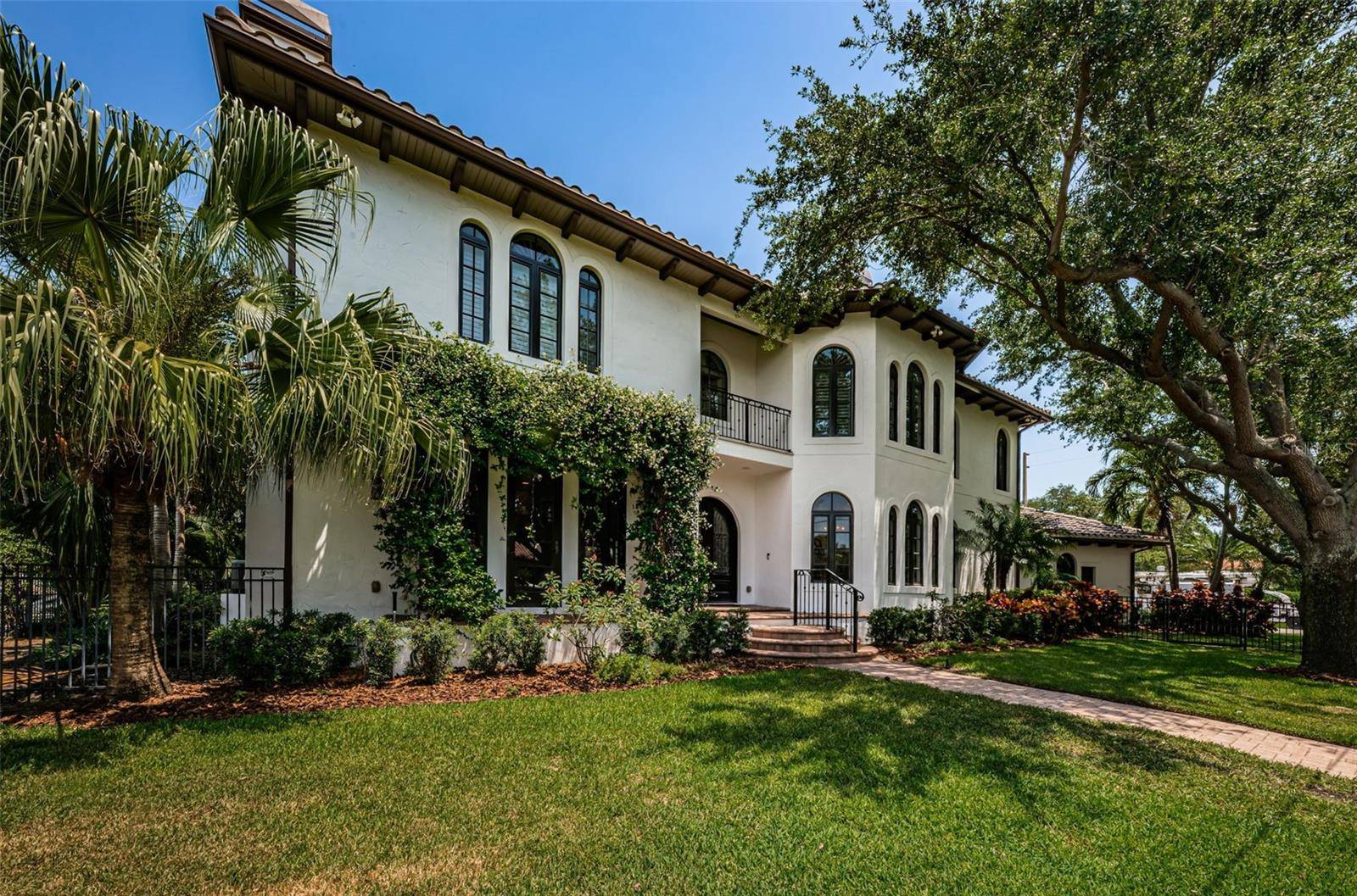 St Petersburg, FL 33704,147 BAY POINT DR NE